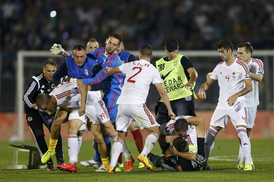 Lorik Cana, capitano dell’Albania e difensore della Lazio, non si fa pregare e difende i suoi compagni. Reuters 